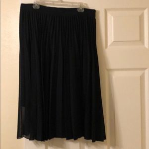 Pleated black skirt
